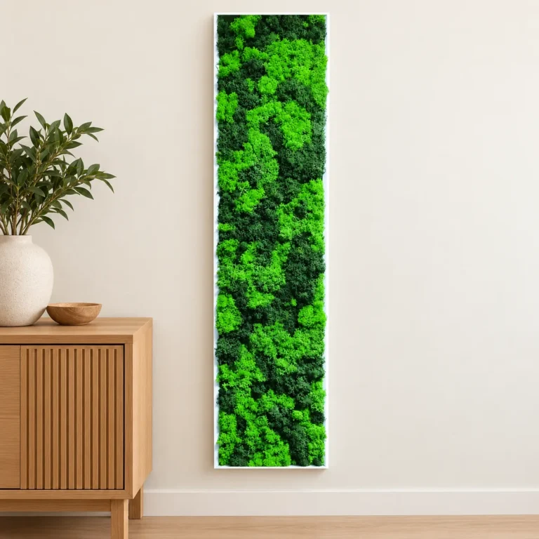 Panou vertical cu licheni verde deschis și închis și ramă albă, 100x30 cm, vedere pe perete