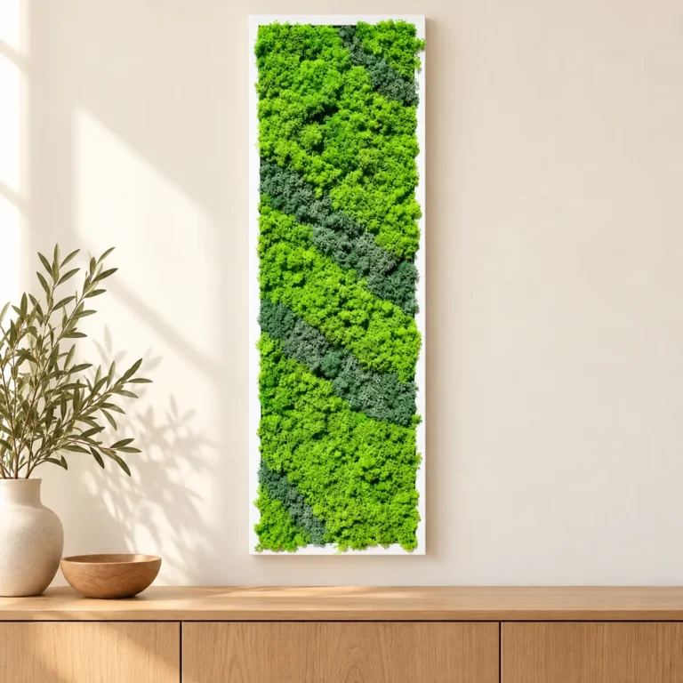 Panou vertical cu licheni verzi, benzi diagonale gri-verzi și ramă albă, 100x30 cm, vedere pe perete