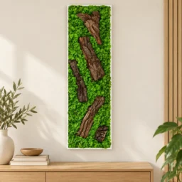 Panou vertical cu licheni verzi și cinci bucăți de scoarță naturală pe suport alb, 100x30 cm, vedere pe perete