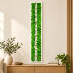 Panou vertical cu licheni verzi și o dungă albă centrală pe suport alb, 100x20 cm, vedere pe perete