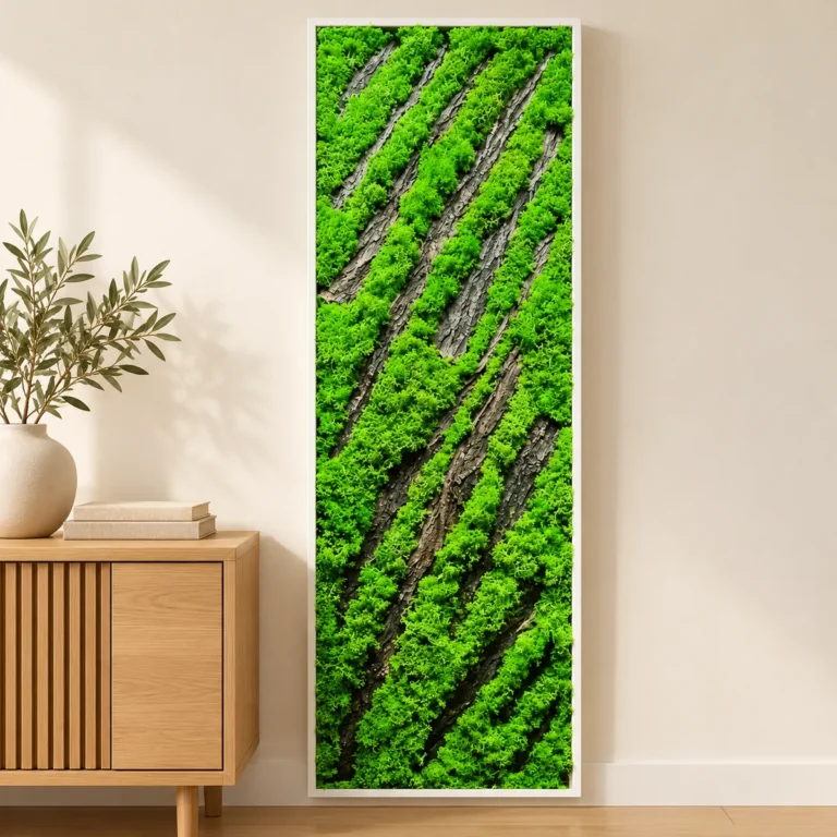 Panou vertical cu licheni verzi, scoarță diagonală și ramă albă, 100x30 cm, vedere pe perete