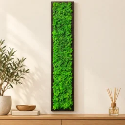 Panou vertical îngust cu licheni verzi și ramă din lemn închis, 100x20 cm, vedere pe perete