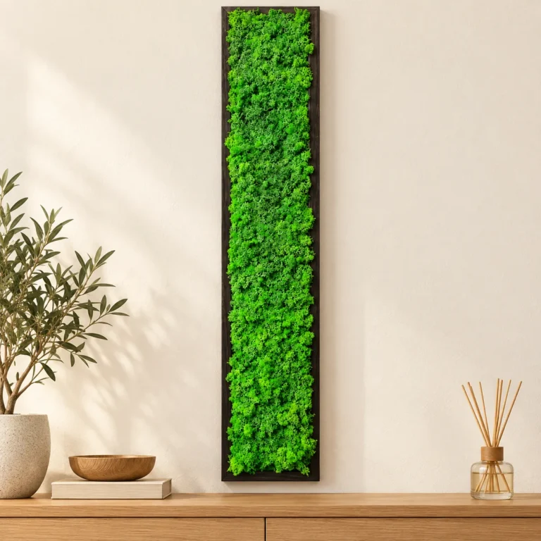 Panou vertical îngust cu licheni verzi și ramă din lemn închis, 100x20 cm, vedere pe perete