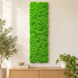 Panou vertical cu licheni verde intens pe suport alb subțire, 100x30 cm, vedere pe perete