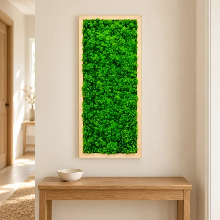 Tablou vertical cu licheni verzi 70×30 cm în ramă din lemn natur, vedere pe perete