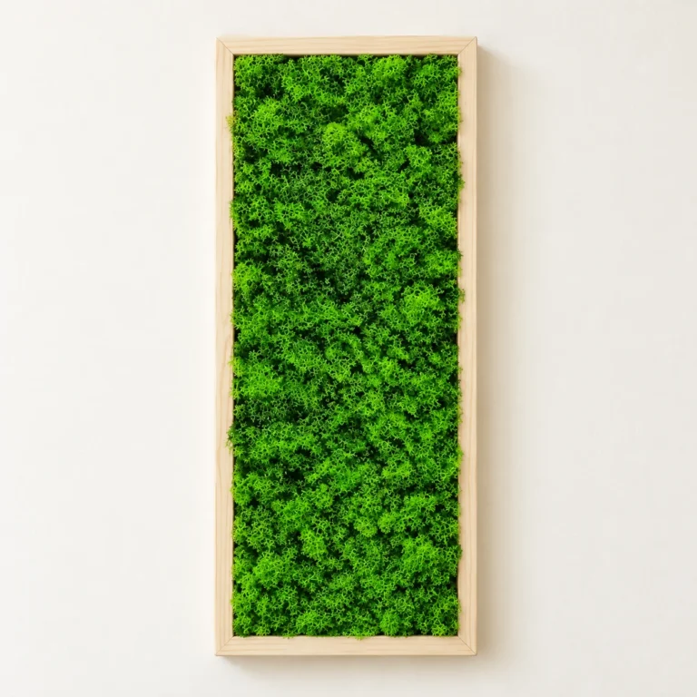 Tablou vertical cu licheni verzi în ramă din lemn natur, 70×30 cm, montat pe perete