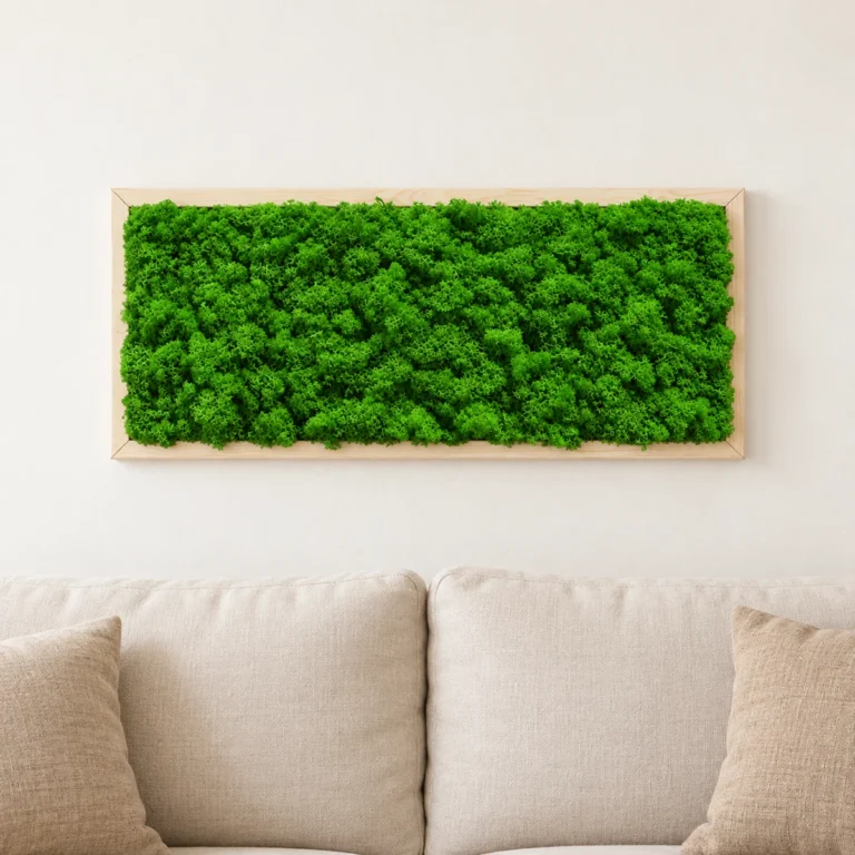 Tablou orizontal cu licheni verzi și ramă din lemn natur, 70x30 cm, montat pe perete
