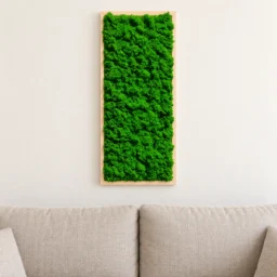 Tablou vertical cu licheni verzi și ramă din lemn natur, 70x30 cm, montat pe perete