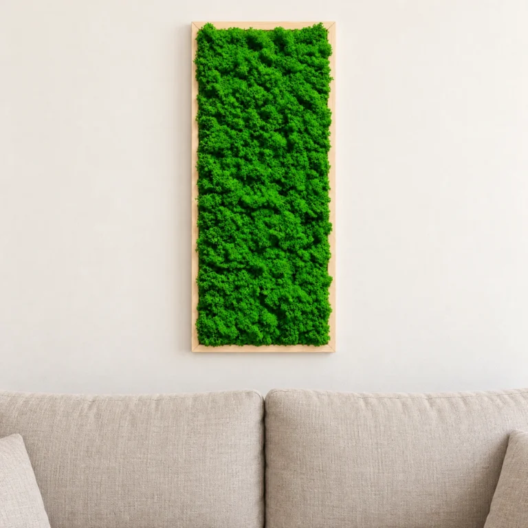Tablou vertical cu licheni verzi și ramă din lemn natur, 70x30 cm, montat pe perete