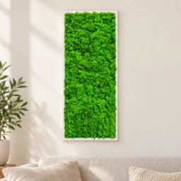 Tablou vertical cu licheni verzi pe suport alb, 70x30 cm, montat pe perete