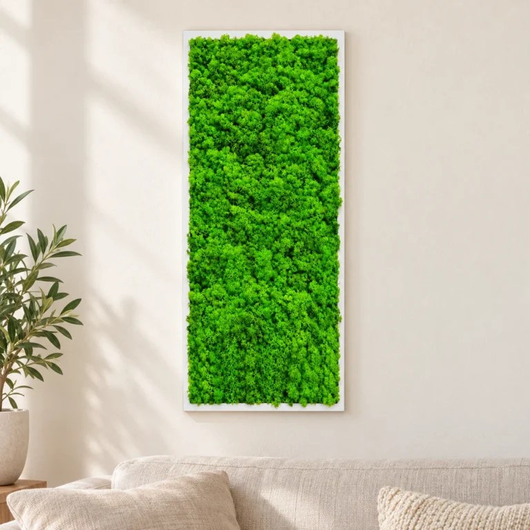 Tablou vertical cu licheni verzi pe suport alb, 70x30 cm, montat pe perete