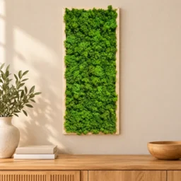 Panou vertical cu licheni stabilizați verzi și ramă din lemn natur, 70x30 cm, vedere pe perete