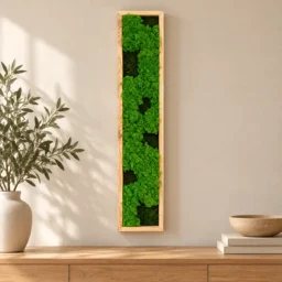 Panou vertical cu licheni verzi și mușchi închis, ramă lemn natur, 100x20 cm, vedere pe perete