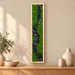 Panou vertical cu licheni verzi și traseu sinuos din pietre închise, ramă lemn natur, 100x20 cm, vedere pe perete