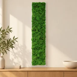 Panou vertical cu licheni stabilizați verzi 100x30 cm pe suport alb, vedere pe perete