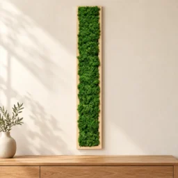 Panou vertical cu licheni stabilizați verzi 100x15 cm, ramă lemn natur, vedere pe perete