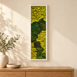 Tablou vertical 100x30 cm cu licheni galben-verzui și mușchi plat, ramă albă, vedere pe perete