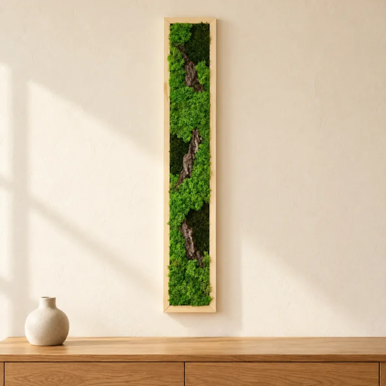 Tablou vertical cu licheni verzi și scoarță naturală 100x15 cm, ramă lemn natur, vedere pe perete