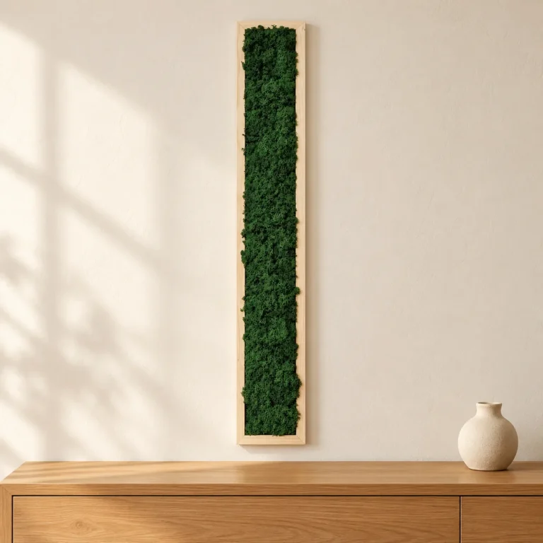 Tablou vertical cu licheni verde închis 100x15 cm, ramă lemn natur, vedere pe perete